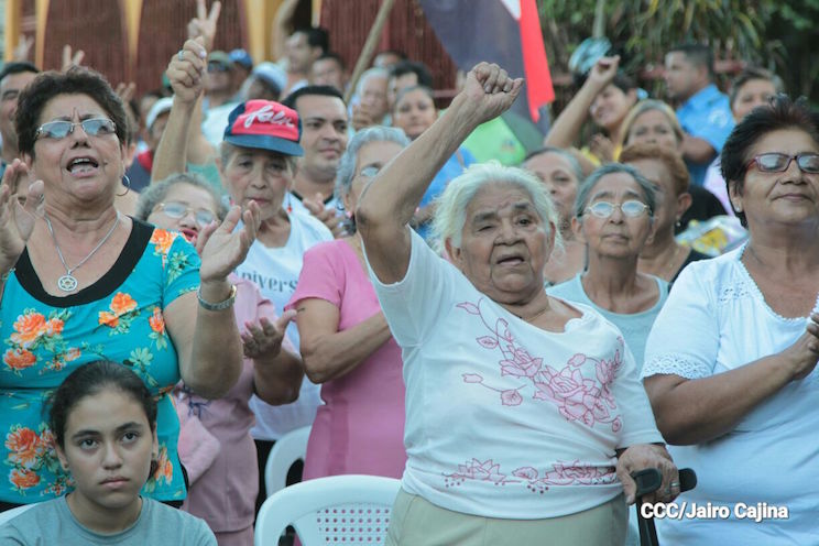 Leoneses inauguran monumento y mural en homenaje a Luisa Amanda y Enrique Lorente